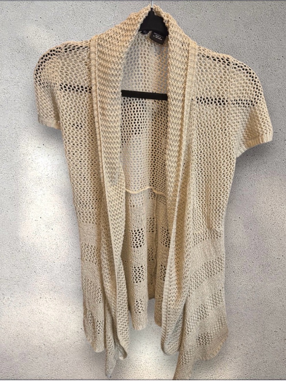 Ready for summer? Discover the Crochet Open-Front Duster Vest in Cream Tan. - Picture 2 of 6